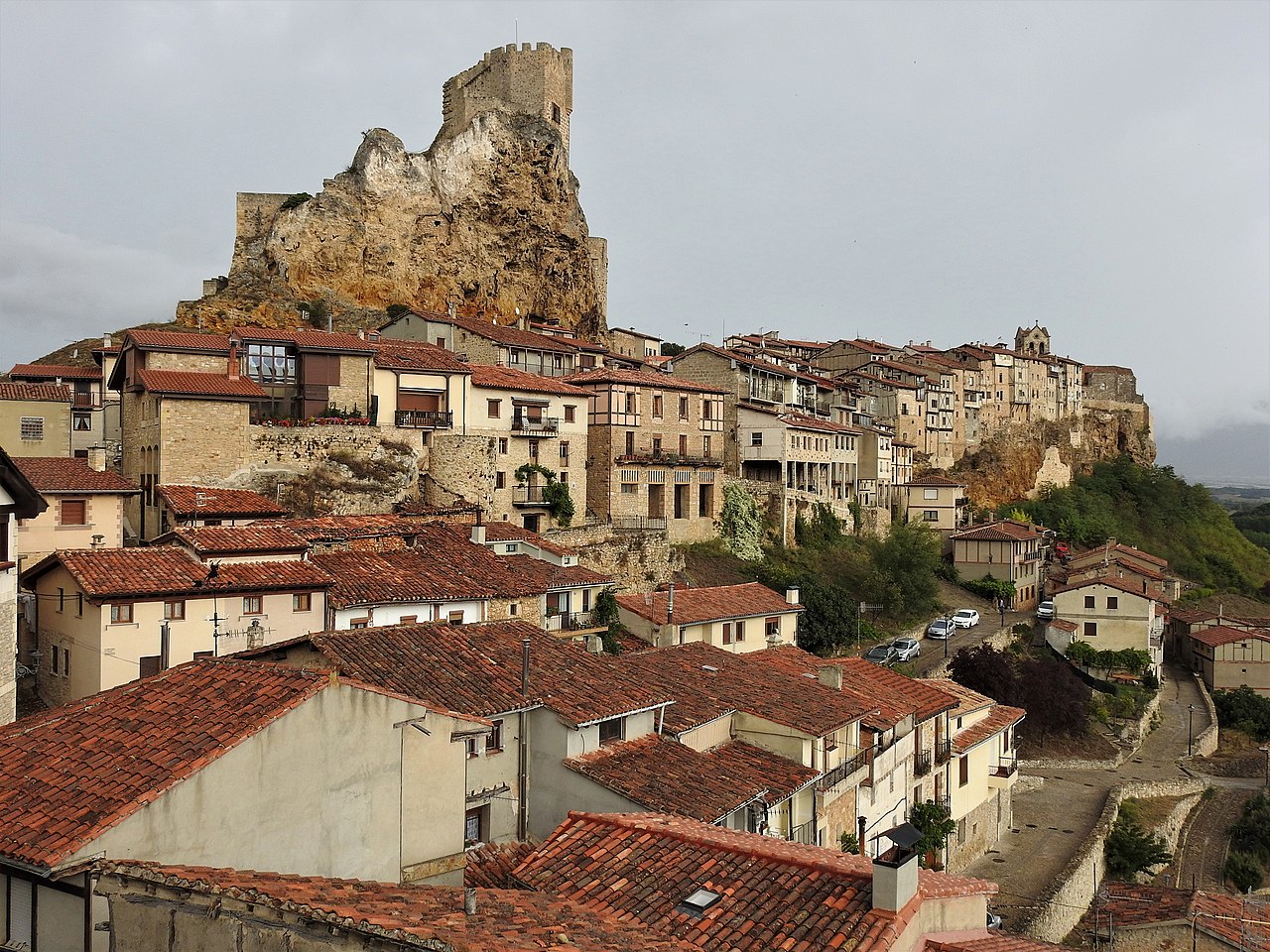 España esconde un pueblo situado sobre un acantilado que es lo más impresionante que vas a ver