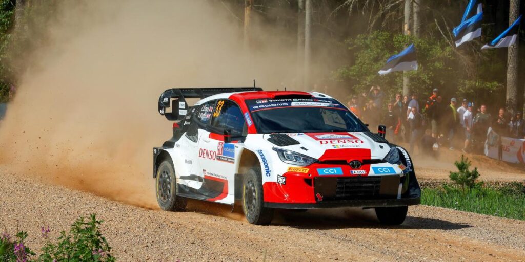 Evans lidera gracias a una penalización fatal a Tanak