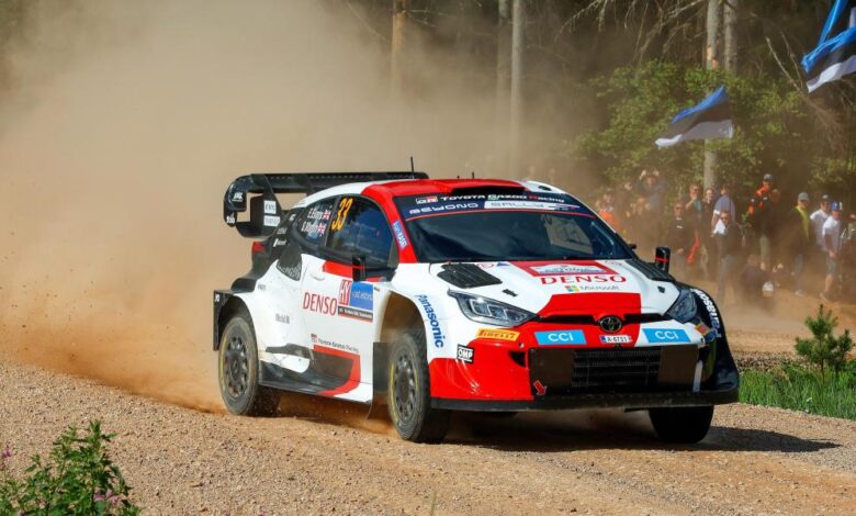 Evans lidera gracias a una penalización fatal a Tanak