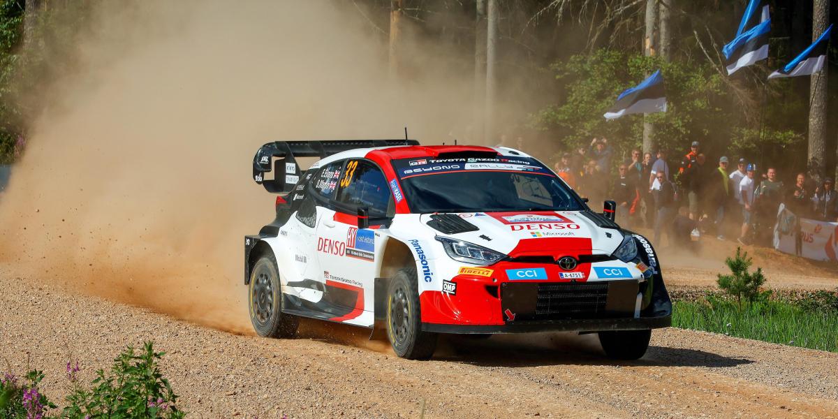 Evans lidera gracias a una penalización fatal a Tanak