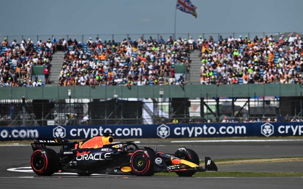 F1: Verstappen por delante de Checo en la P1 del GP de Gran Bretaña