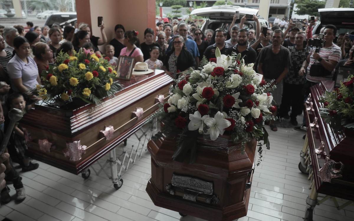 Familiares dan último adiós a Hipólito Mora en Michoacán