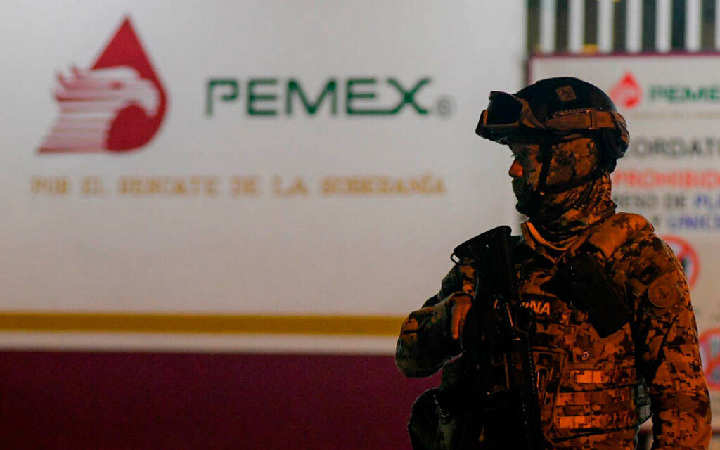 Fitch rebaja la calificación crediticia de Pemex a "B+"