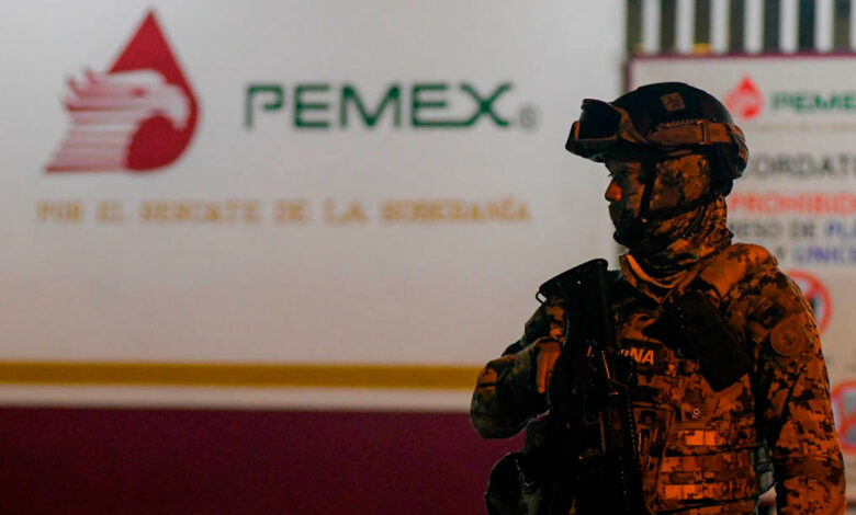 Fitch rebaja la calificación crediticia de Pemex a "B+"
