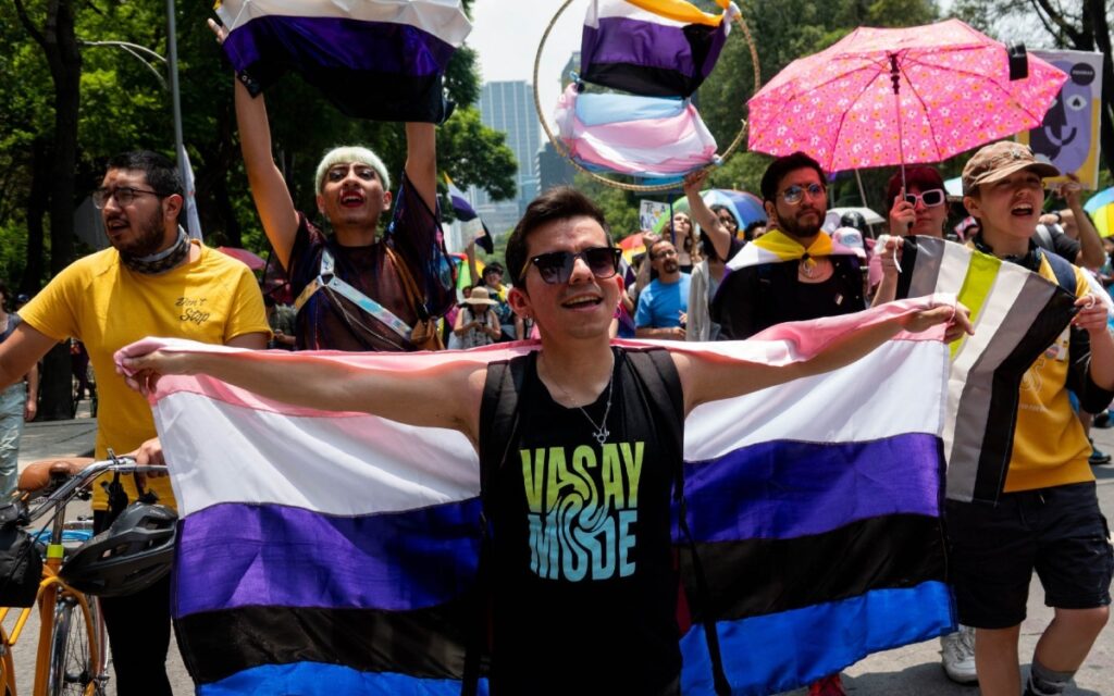 Fotos y videos | '¡Ni hombre, ni mujer, no binarie!'; realizan primera Marcha No Binarie en CDMX