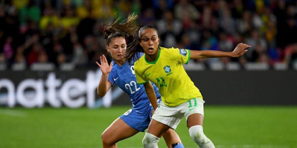Francia se impone a Brasil en un duelo vibrante y le arrebata el primer puesto