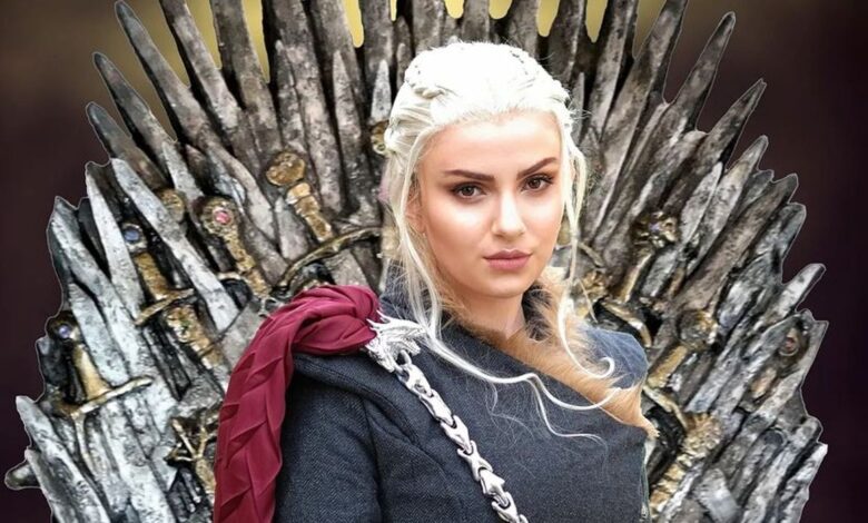 Game Of Thrones Regal Daenerys Cosplay toma su lugar en el Trono de Hierro