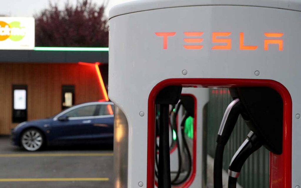 Gigantes de la industria automotriz se unen para desafiar a Tesla