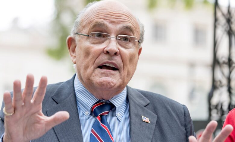 Giuliani admite que difamó a funcionarios de Georgia