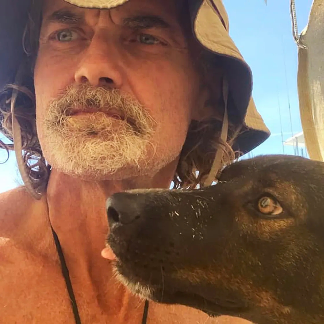 Hallan hambrientos a marinero y mascota que salieron de México y quedaron varados en altamar