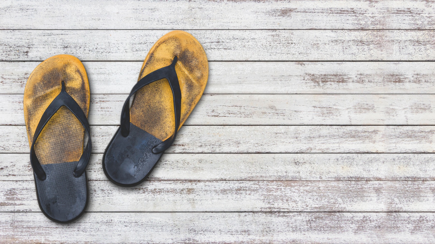 Hay un truco para acabar con las huellas negras de las sandalias: van a quedar impolutas