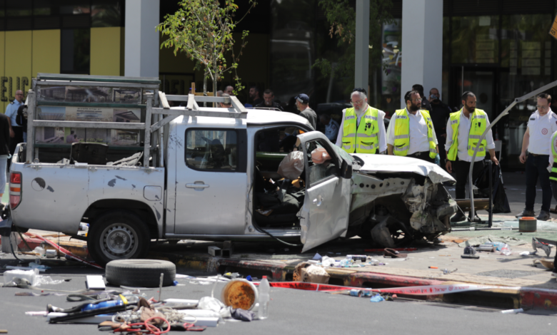 Israel: atacante palestino atropella y apuñala a 8 personas en parada de autobús