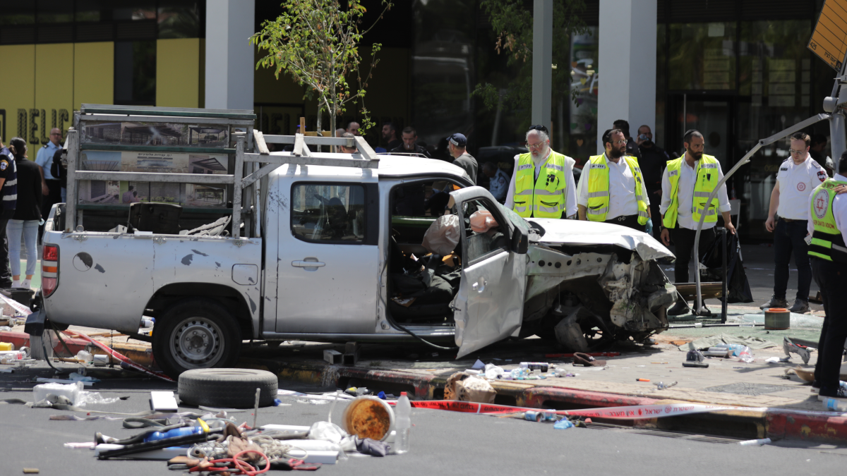 Israel: atacante palestino atropella y apuñala a 8 personas en parada de autobús