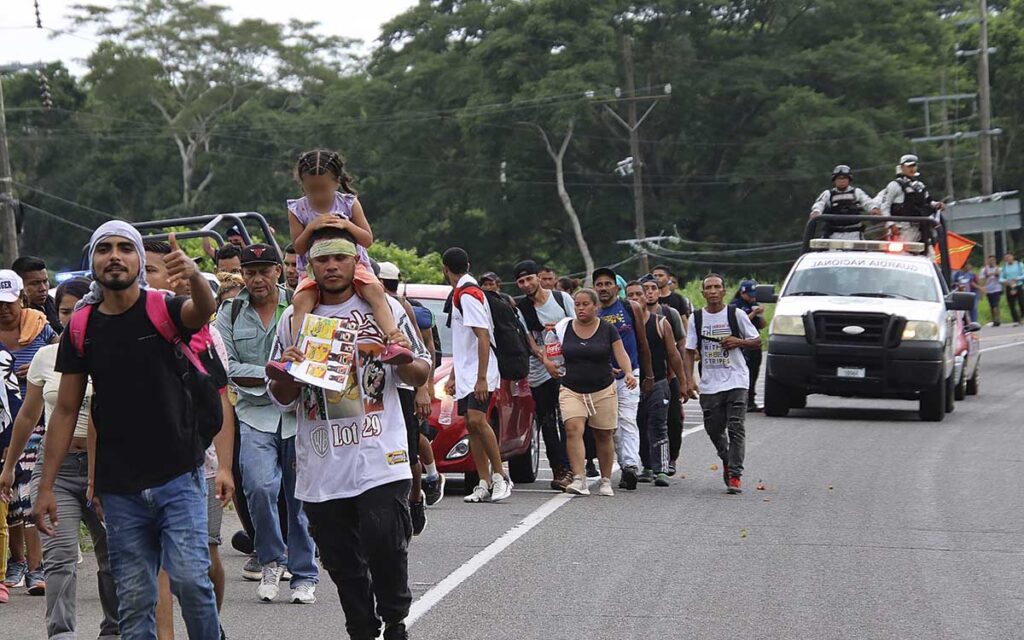 Juez federal bloquea nuevas restricciones de asilo de EU en frontera con México