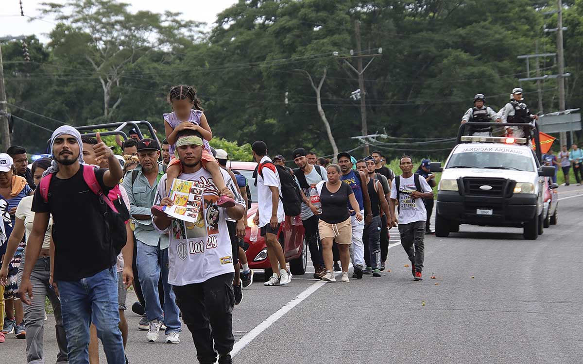 Juez federal bloquea nuevas restricciones de asilo de EU en frontera con México