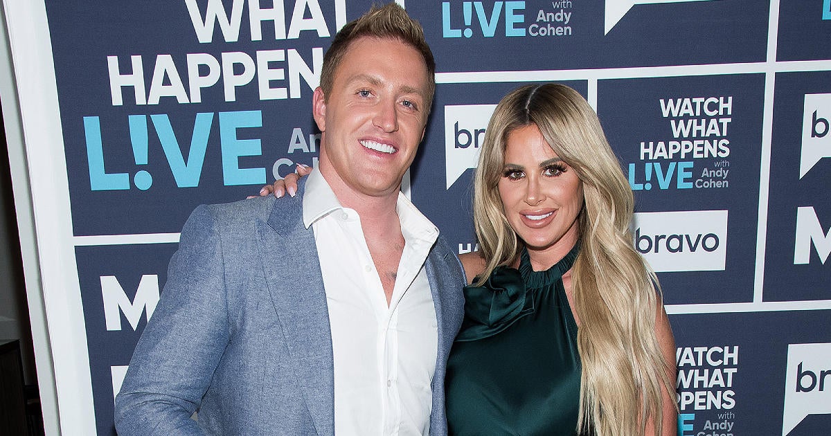 Kim Zolciak usa su anillo de bodas en una nueva selfie después de cancelar el divorcio de Kroy Biermann