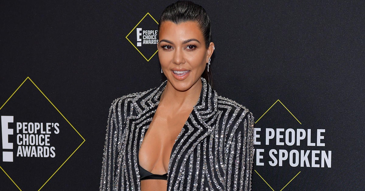 Kourtney Kardashian muestra creciente panza en bikini rosa