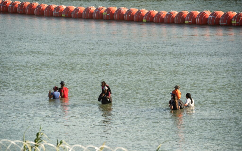 La Casa Blanca avisa que la barrera en Texas es perjudicial para la relación con México