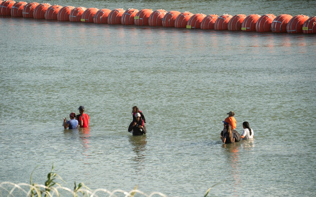 La Casa Blanca avisa que la barrera en Texas es perjudicial para la relación con México