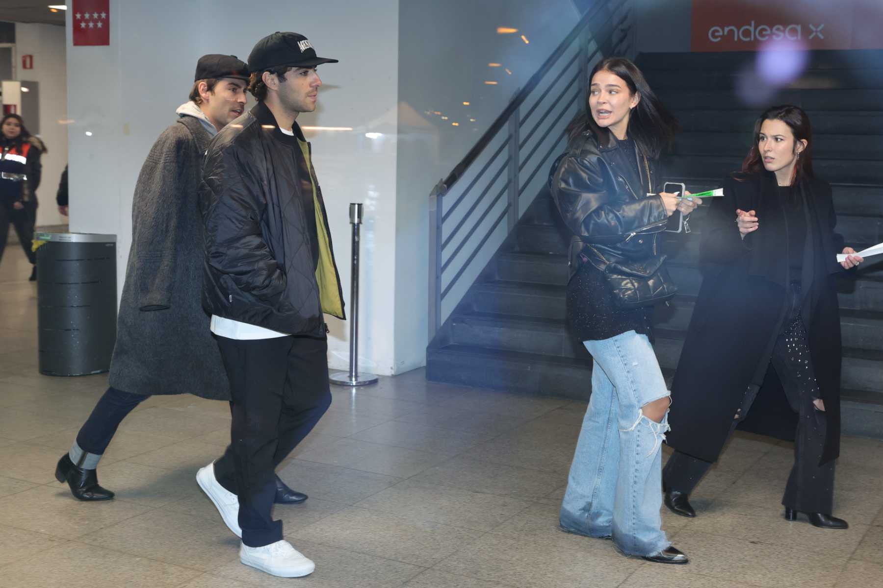 Laura Escanes y Álvaro de Luna en el aeropuerto / Gtres
