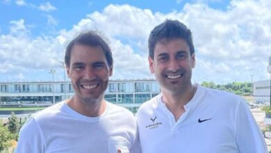 La foto viral de Melendi con Rafa Nadal tras pasar por la academia de tenis: "Para torpes como yo"