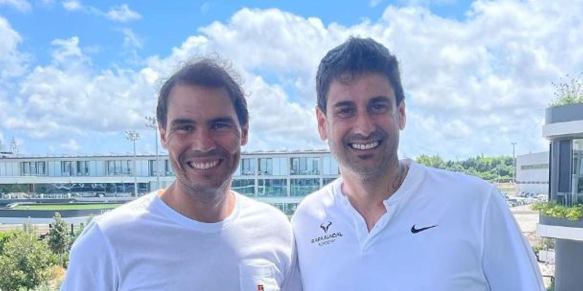 La foto viral de Melendi con Rafa Nadal tras pasar por la academia de tenis: "Para torpes como yo"