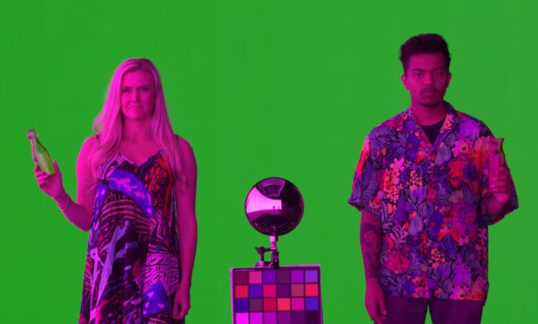 La pantalla verde asistida por IA de Netflix baña a los actores en un magenta deslumbrante