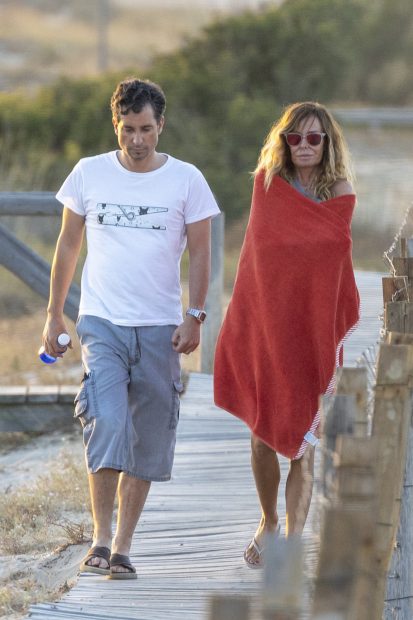 Lara Dibildos y Cándido Conde-Pumpido en Tarifa / Gtres