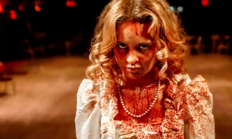 Las primeras imágenes de la película de terror Cenicienta revelan una bola empapada de sangre