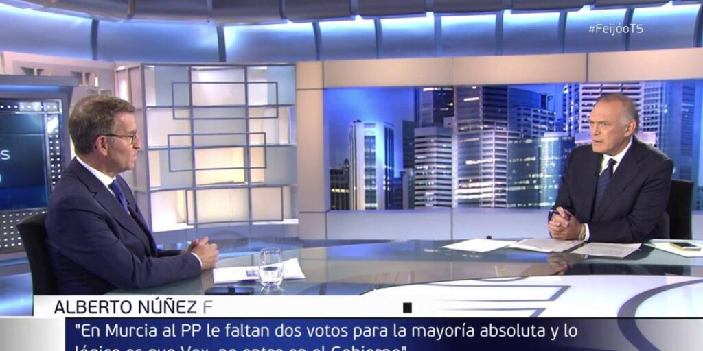 Las redes 'estallan' con el terrible error de Feijóo con Pedro Piqueras en 'Informativos Telecinco'