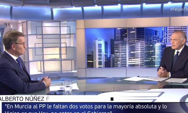 Las redes 'estallan' con el terrible error de Feijóo con Pedro Piqueras en 'Informativos Telecinco'