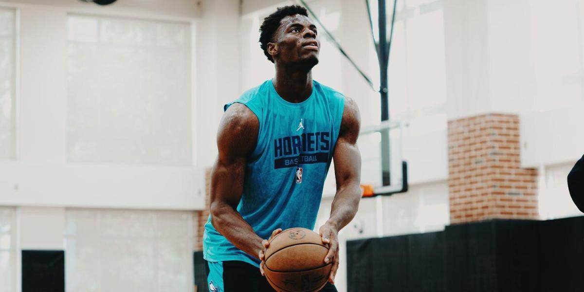 Los Charlotte Hornets presumen de James Nnaji en las redes sociales