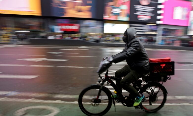 Los trabajadores temporales de Nueva York necesitan ayuda para acceder a bicicletas eléctricas seguras en medio de incendios de baterías de litio
