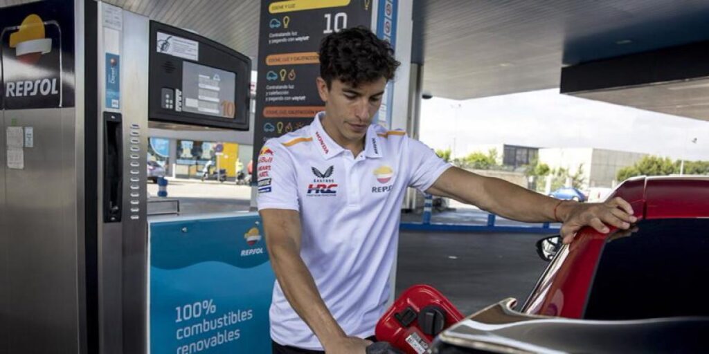 Marc Márquez recorre las calles de Madrid con el combustible renovable de Repsol