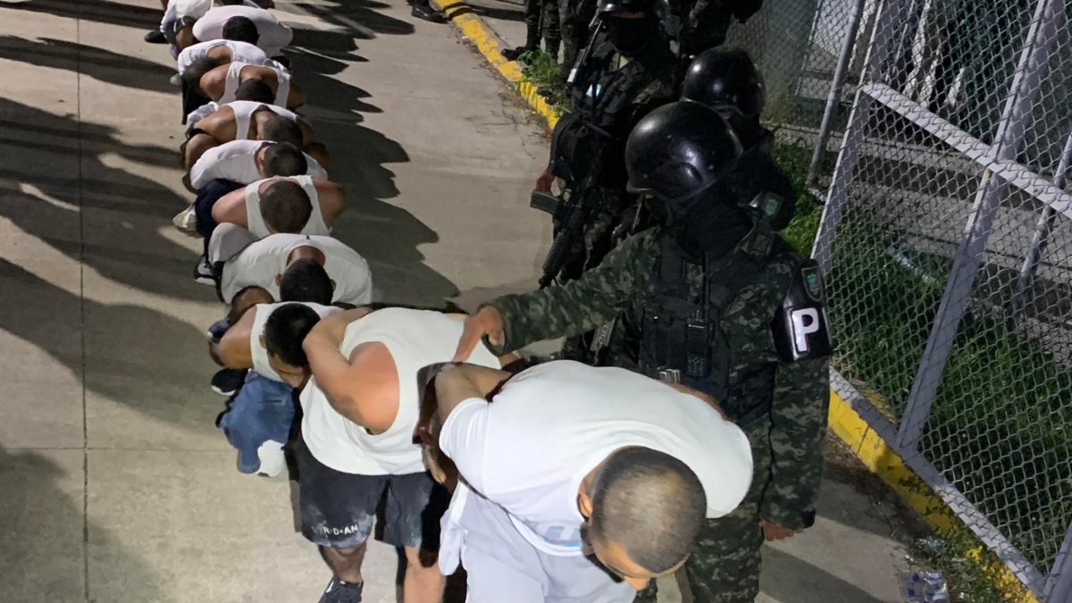 Matanza de mujeres detona traslado de 1,600 presos peligrosos a cárceles de máxima seguridad