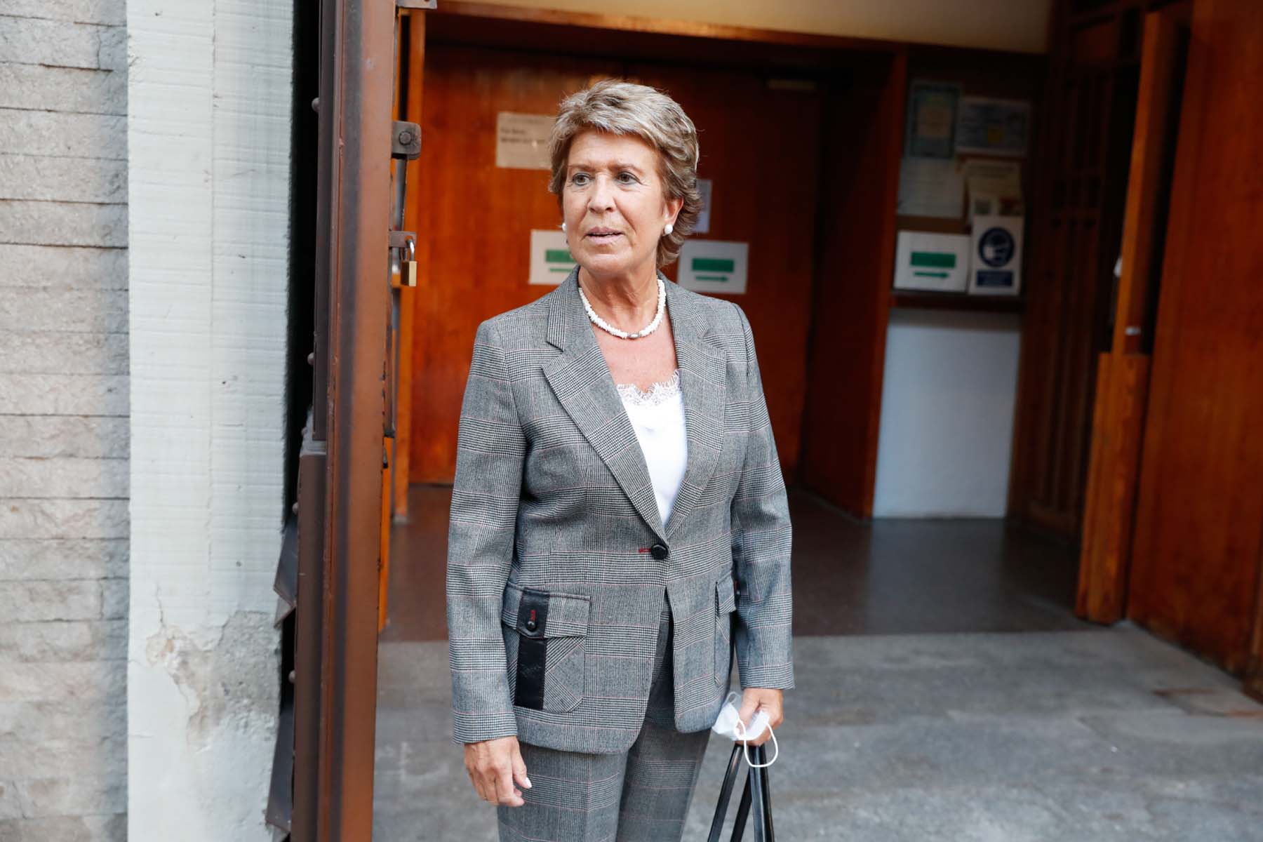 Conchita Perez, la polígrama de 'Sábado deluxe', también ha acudido a la misa funeral/ Gtres