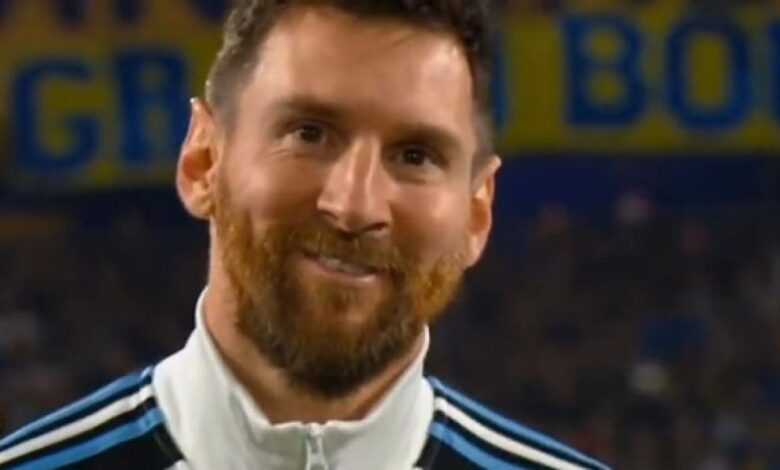 Messi no se puso la camiseta de Boca, pero homenajeó a Riquelme