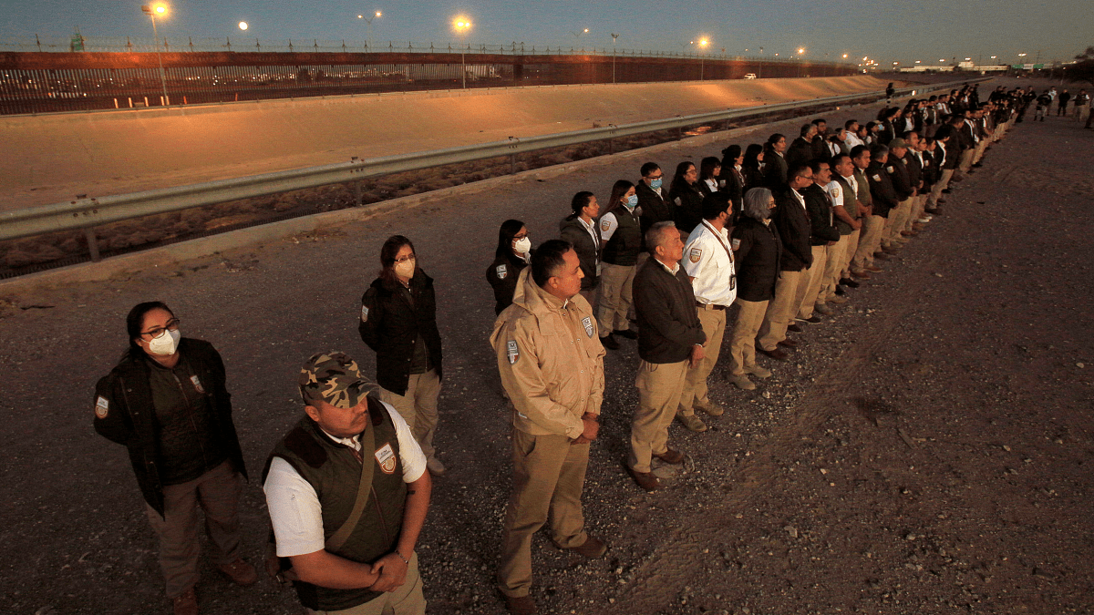 México: autoridades hallan a más de 300 migrantes en cajas de camiones