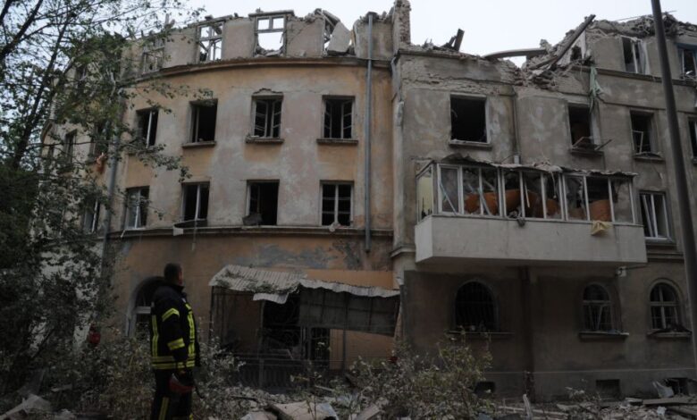 Misiles rusos impactan edificio de apartamentos lejos del frente de batalla; hay muertos