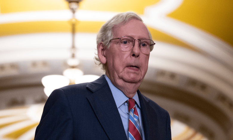 Mitch McConnell se había caído en un aeropuerto en Washington DC