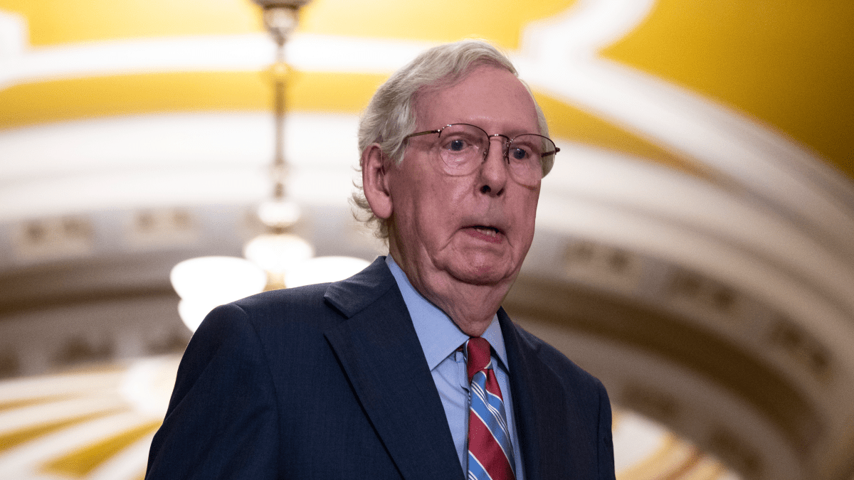 Mitch McConnell se había caído en un aeropuerto en Washington DC