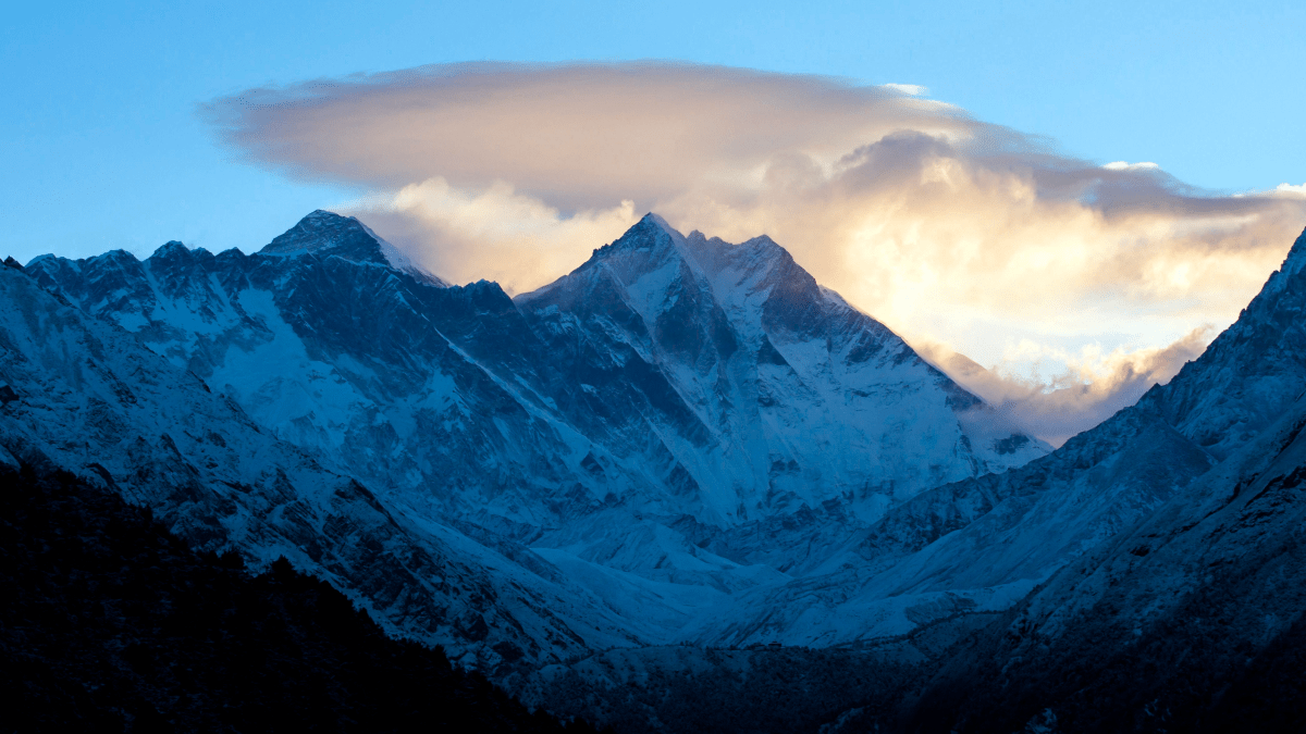 Mueren 5 turistas mexicanos y un piloto al estrellarse helicóptero en Nepal