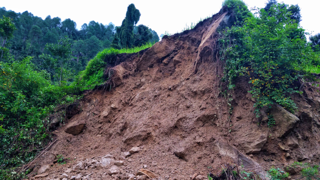 Mueren cinco personas y decenas quedan atrapados en deslizamiento de tierra en India