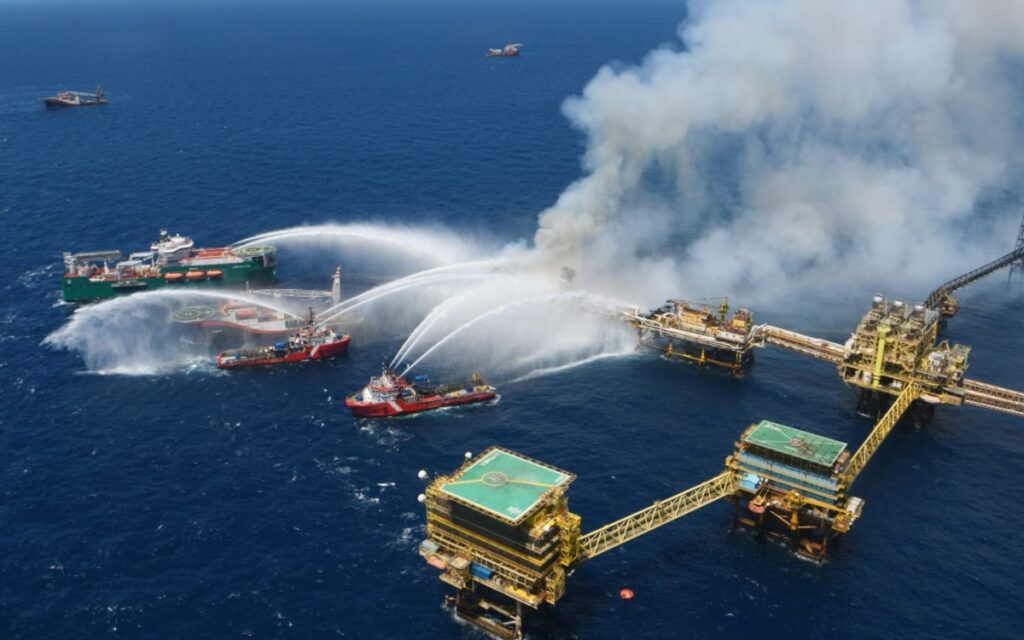 Mueren dos personas tras incendio en plataforma de Pemex en Campeche | Videos
