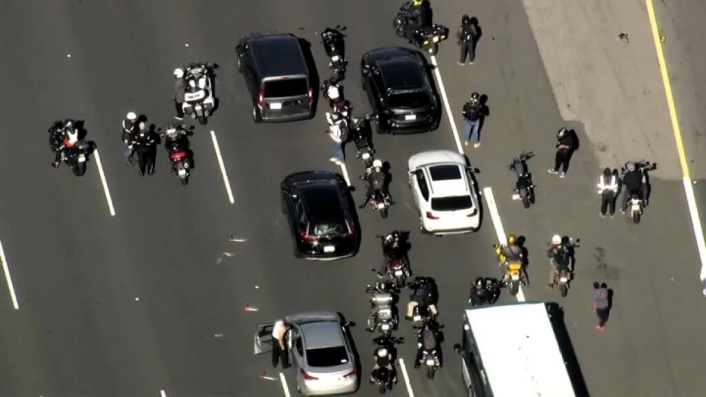 Mujer desnuda dispara en el Bay Bridge