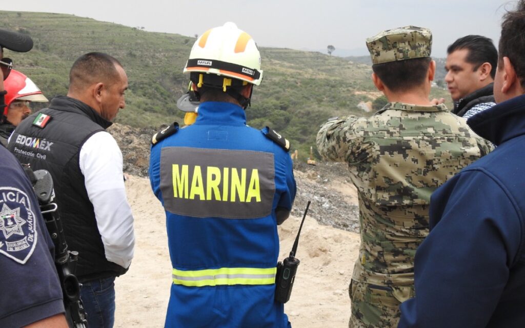 Naucalpan: Tras derrumbe, perritos y Marina hallan a desaparecido