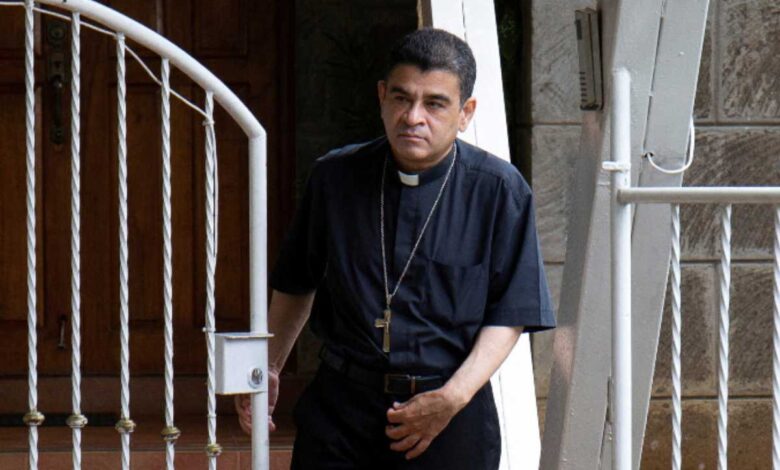 Nicaragua libera al obispo Rolando Álvarez, busca exiliarlo a Roma