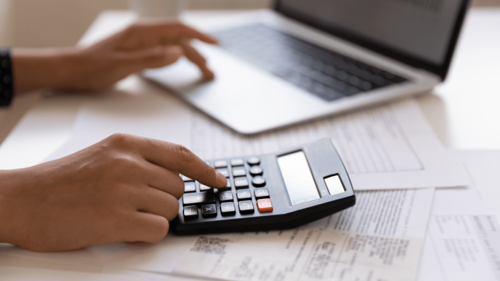 Padres pueden ayudar a sus hijos a construir una base financiera en casa