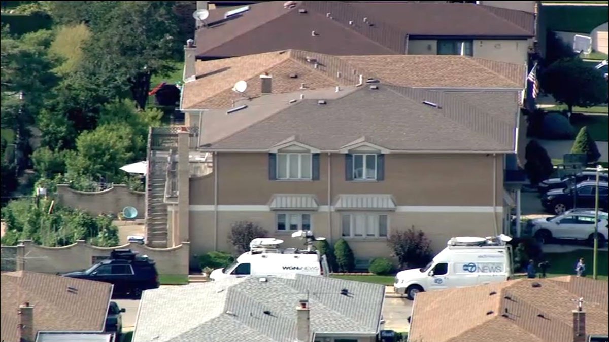 Parte de un avión cae en el patio de una casa cerca del aeropuerto O’Hare