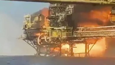 Pemex estima pérdida de 700,000 barriles de petróleo por incendio en plataforma de Campeche